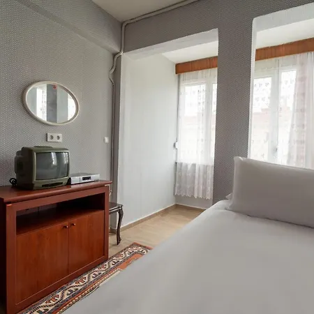 Peaceful House With Garden And Shared Pool In Bogazkent,