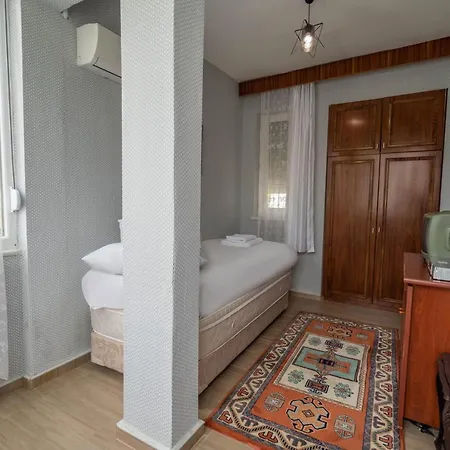 Peaceful House With Garden And Shared Pool In Bogazkent, Villa *