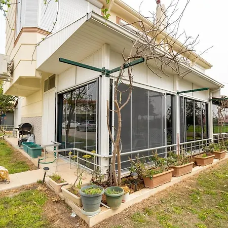 Peaceful House With Garden And Shared Pool In Bogazkent, Villa *